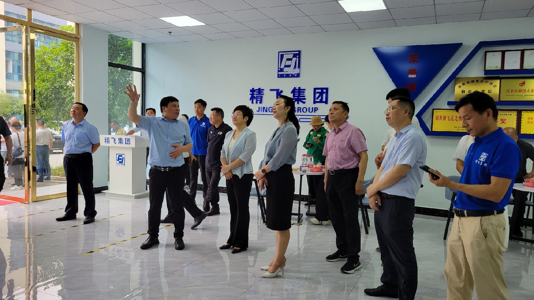 婁底市委常委、副市長謝學(xué)龍率隊(duì)蒞臨精飛集團(tuán)調(diào)研數(shù)字化轉(zhuǎn)型
